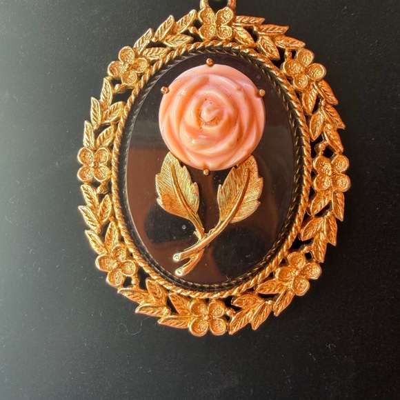 Vintage Avon Serena Rose Cameo Pendant Necklace - Picture 2 of 4